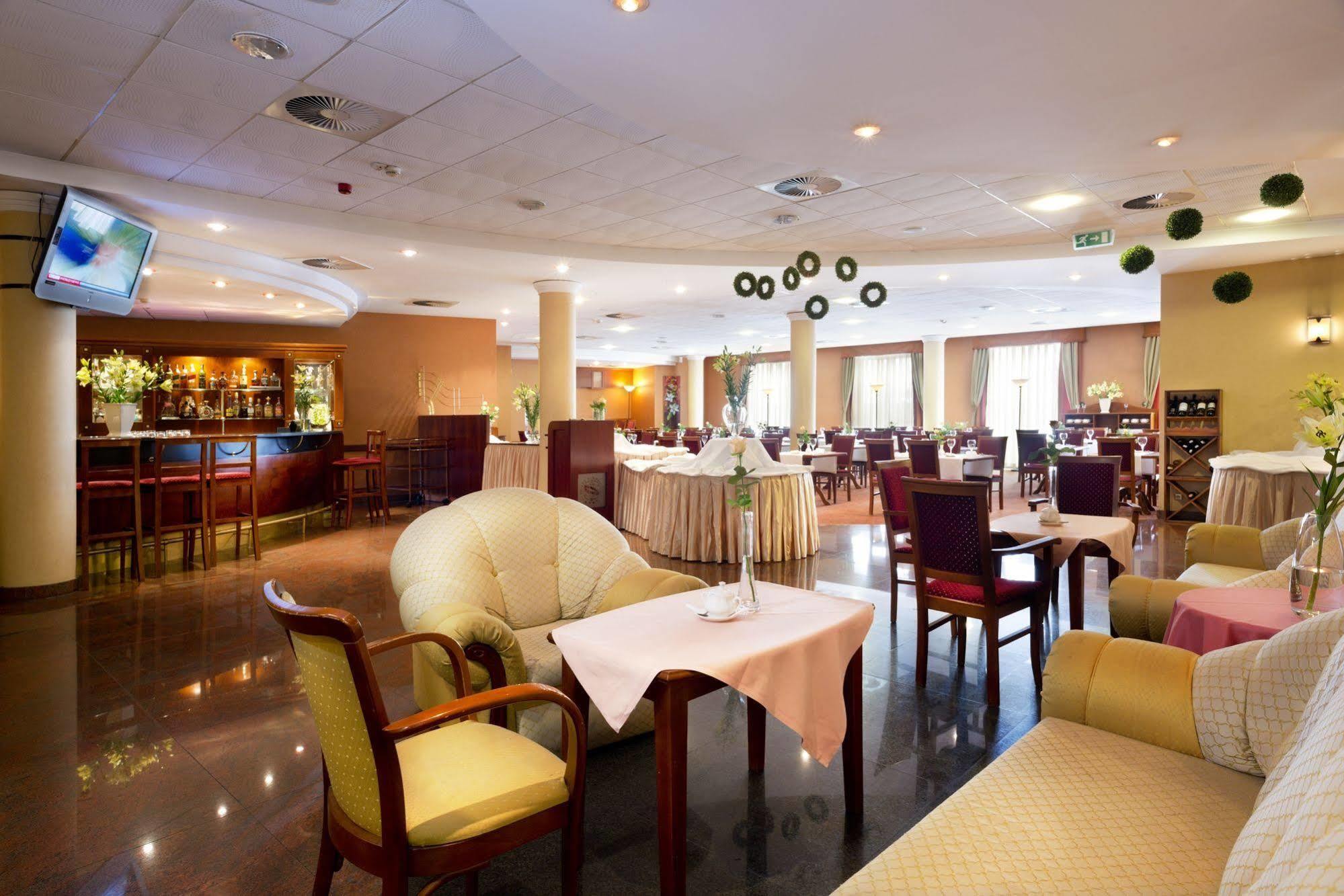 Sympozjum & 4*