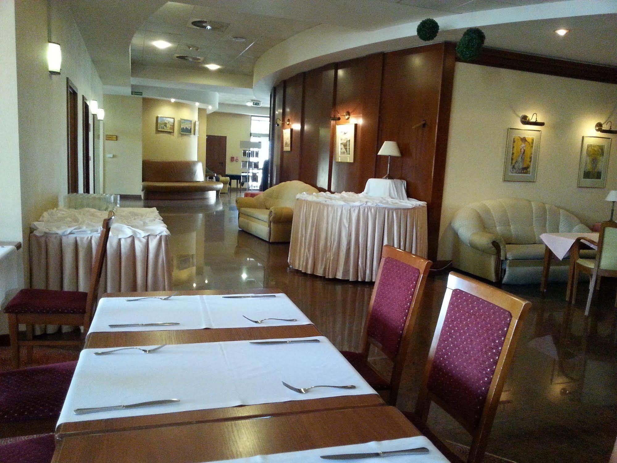 Sympozjum & 4*